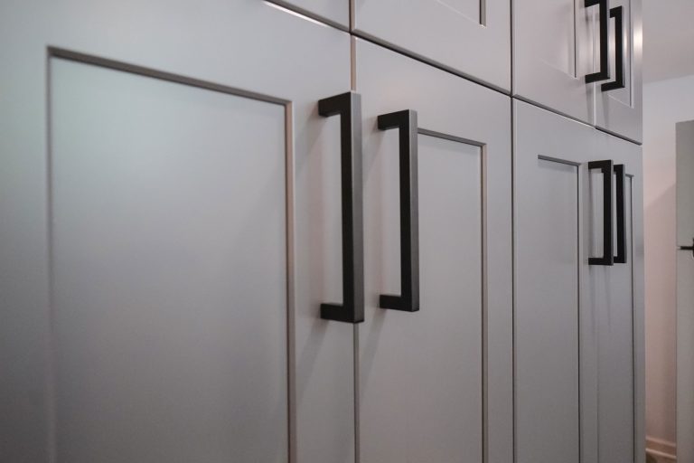 closeup dark gray shaker handles best rta