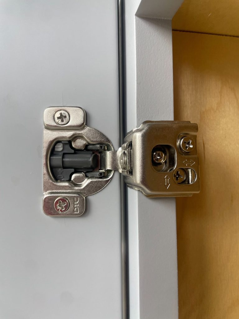 soft close hinge white shaker cabinets