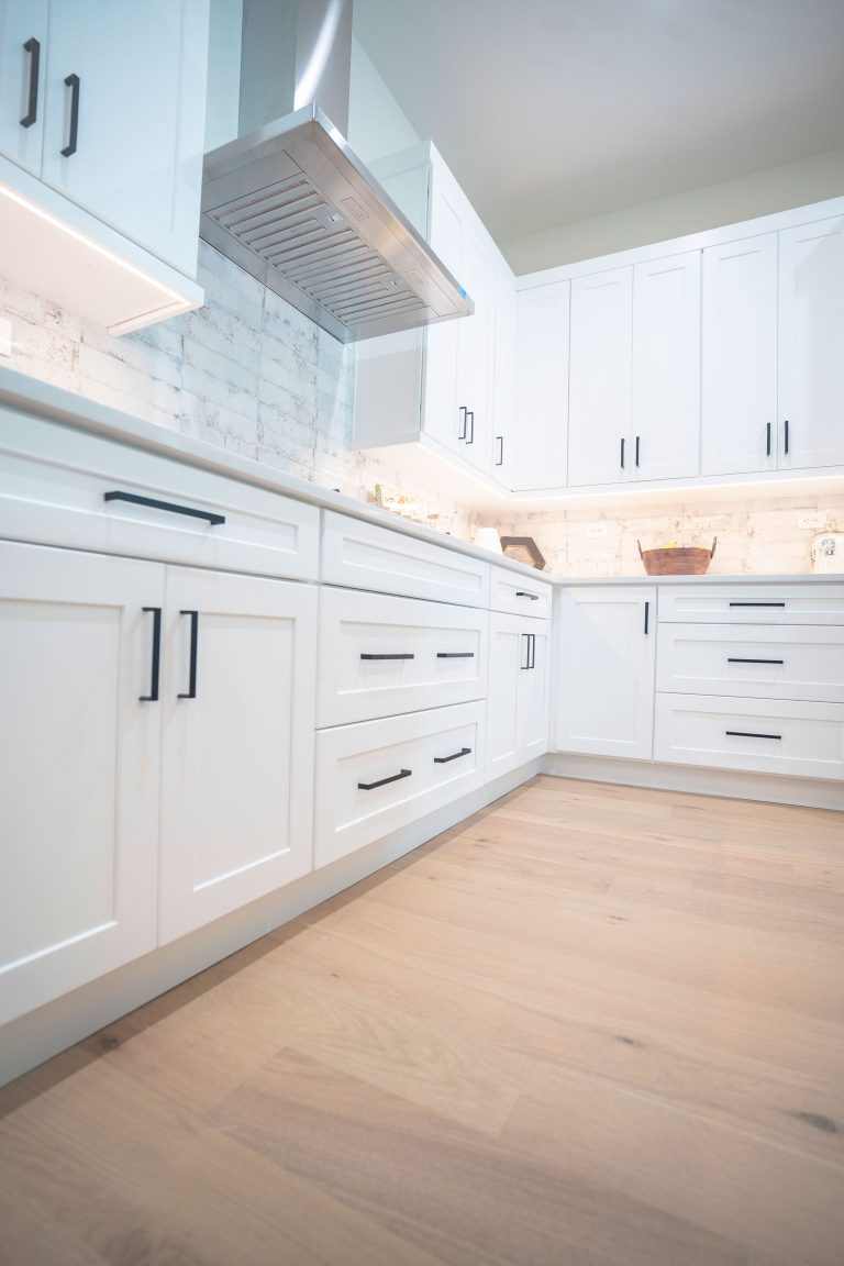 white shaker cabinets modern kitchen
